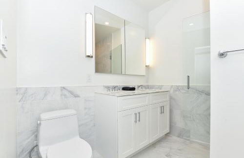 Sophisticated 3 Bedroom Duplex in the Heart of Midtown - Photo 27