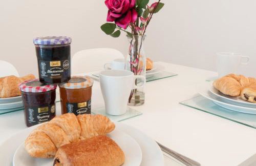 The Wellington - Stylish 3-Bedroom House, Sleeps 8, Ideal for Professionals - Photo 55