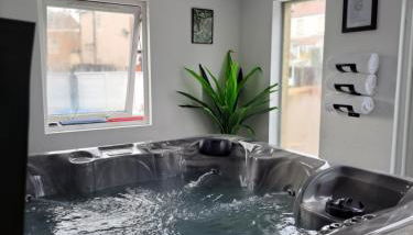 Family Holiday with Hot tub , Family groups only - Foto 2