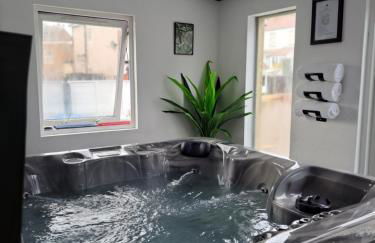 Family Holiday with Hot tub , Family groups only - Foto 2