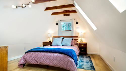 The Carriage House Chic Treetop Loft and Hot Tub - Foto 2