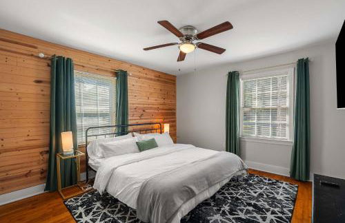 Cozy 4BR Home Pet Friendly Large Yard & Patio - Foto 30