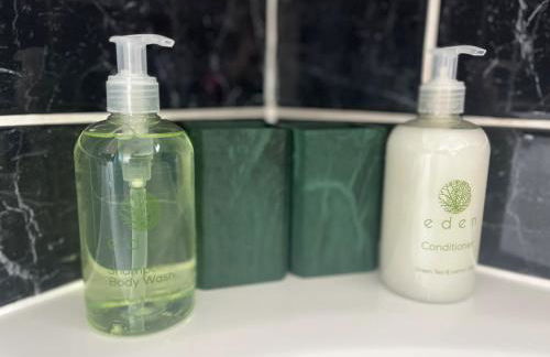 Restful Riverside Home - Foto 22