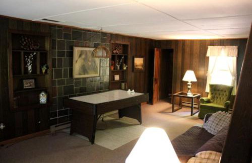 Charming Cabin Rental with Private Beach Access on Lake George in New York - Foto 10