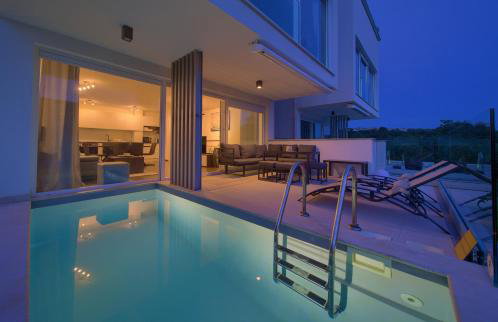 VILLA SOLIS LACUS modernes Apartment - privater beheizbarer Pool- Klimaanlage - private Parkplätze - Foto 1