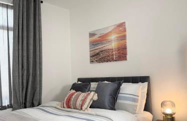 'The Elegant Comfort' - A Stunning Luxury 2-Bed Flat with Private Garden & Patio - Free Parking - Photo 30
