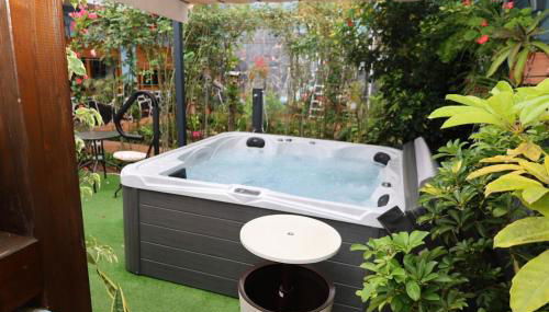 Casa con jardín y jacuzzi - Foto 2