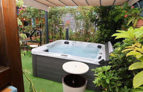 Casa con jardín y jacuzzi - Foto 2