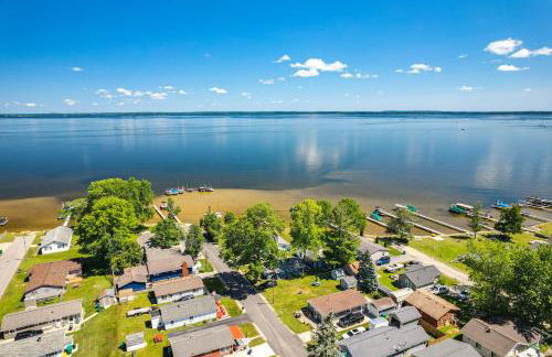 Houghton Lake Cottage with Patio Walk to Waterfront - Photo 2