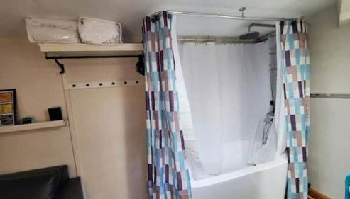 Cozy Cottages across from the Food Trucks of Aloha mall - Foto 5, Shower