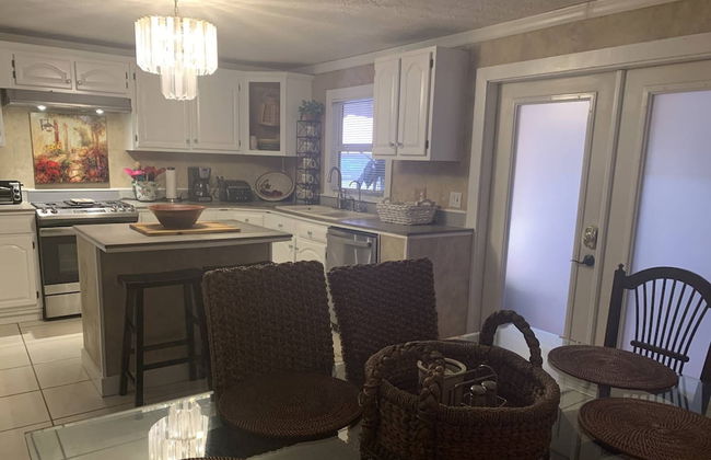 The Secret Garden Home Close to Beach, Shops, Restaurants, Pet Friendly, Close to Lucerne Ave! - Foto 34