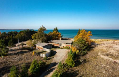 Midcentury home, private beach. large great room - Foto 10