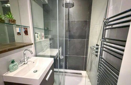 2-Bedroom flat with private patio & firepit in Shepherds Bush near Hammersmith by Staylio Ltd - Foto 33