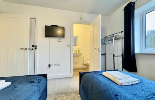 Stylish 2 Bedroom Home Near Lake with Free Parking & Garden - Photo 20