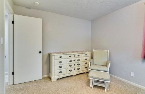 Serene Forest Grove Home with Deck and Stunning Views! - Foto 13