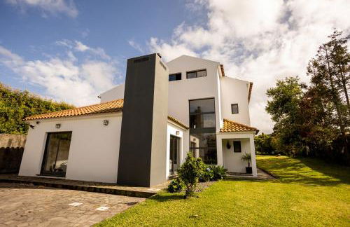 Countryside house with a pool and fireplace - Photo 2