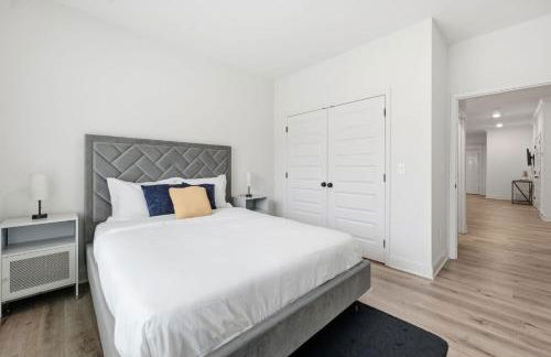 Chic 2BR2BA Home Great Location - Photo 20