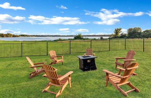 Lakefront Luxe 6BR 4B Home with Pool & Hot Tub - Foto 35