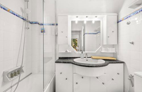 Boho Coastal Retreat with Jacuzzi, 1 min to Beach - Foto 3