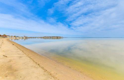 Riverfront Colonial Beach Home with Private Beach! - Foto 28