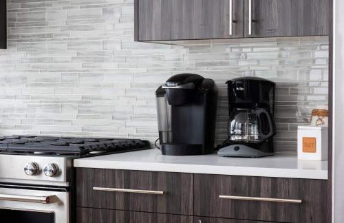 Designer Urban Retreat w Rooftop Deck & Fireplace - Foto 37