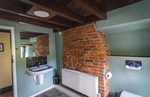 School House, cosy cottage for 12 with hot tub in the Peak District - Photo 28