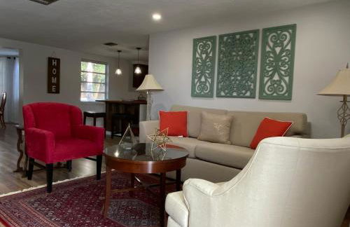 Cozy 3-bed home close to beautiful beaches. - Photo 1