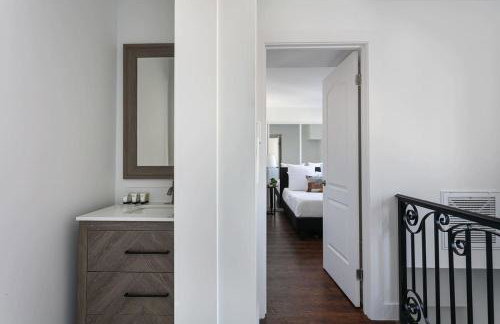 Enjoy Stylish 3BR Apt Sleeps 6 with Free Parking - Foto 8