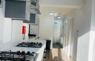 Newly Refubirshed House, Ideal for group Stay- 5 En-suite beds, close to Heathrow & 5 mins from Hayes Stn - Elizabeth Line - Foto 12