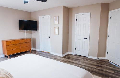 Golden Hour Getaway- Guest Favorite, 2 Min to Beach, Seasonal Pool & Arcade - Foto 17