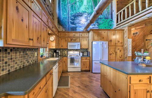 The Red Pine Cabin with Private Pond and Dock! - Foto 8