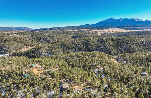 Rustic cabin charm w/ hot tub, arcade basketball - Foto 36