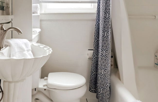 Gather Around the Mid-century Table at a Tranquil Haven - Foto 12