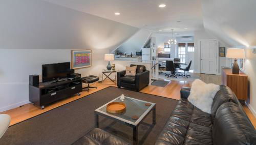 The Carriage House Loft - Photo 5