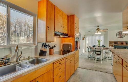 11 Mi to Burney Falls Charming Home with Fireplace - Foto 12