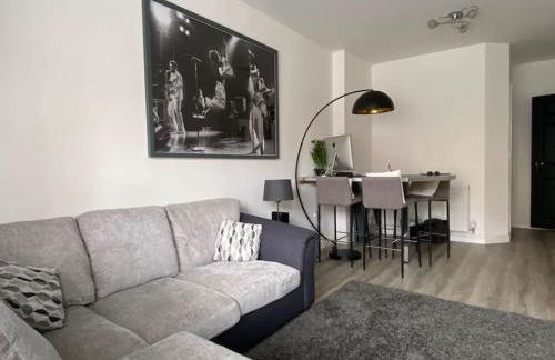 Modern 1 bedroom flat with patio garden & parking - Foto 1