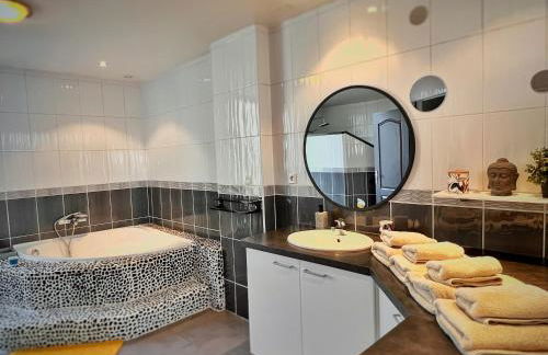 Maison LAMARTINE - Plein Centre-Ville Avec Garage & Jeux - Foto 23