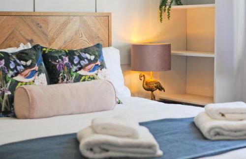 Adgestone Villa - A Luxurious Countryside Escape with Heated Pool, Near Sandown Beach, Dog Friendly in Rural Sandown - Perfect Getaway for Family & Friends - Photo 11