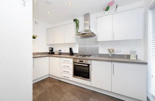 Stylish 3BR Home with Garden & Free Parking - Near O2 Academy & City Centre - Foto 3