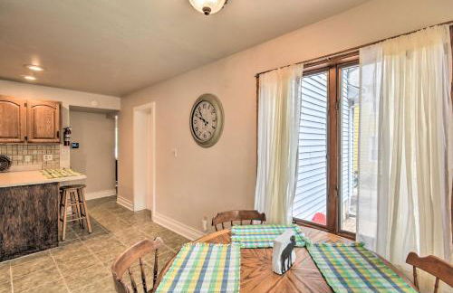 Walkable Lake Elkhart Apt Dine, Shop, Swim! - Foto 10