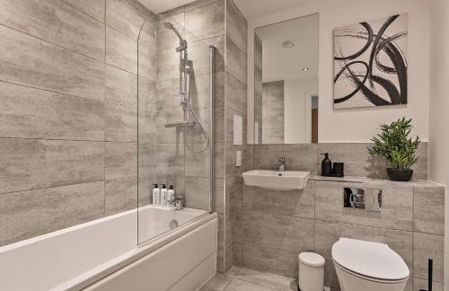 LUXURY AIRPORT SUITE, FREE Parking, FANTASTIC Location, Close To Airport, Train Station And Town Centre - Foto 12