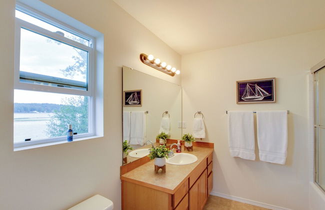 Waterfront Allyn Home with Fire Pit and 2 Kayaks! - Foto 25