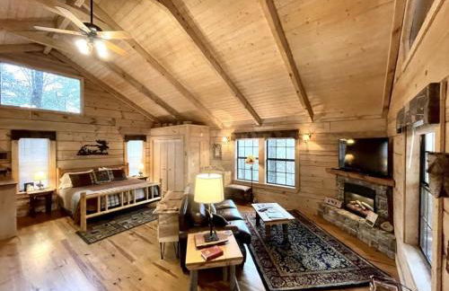 Private and Perfect! - hot tub, king bed, fireplace - dog and motorcycle friendly Studio Cabin by RedAwning - Foto 20