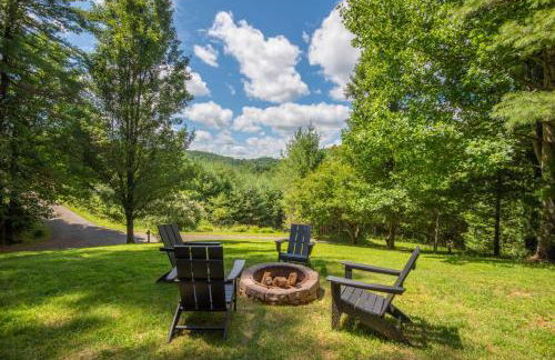 Secluded & Private Retreat- Hot Tub, Fire Pit, Near New River State Park - Foto 1