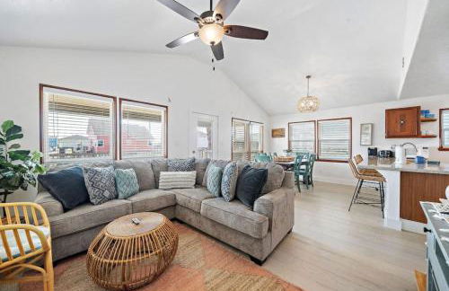 Cozy beach house with ocean views, fire pit and game room - Photo 1