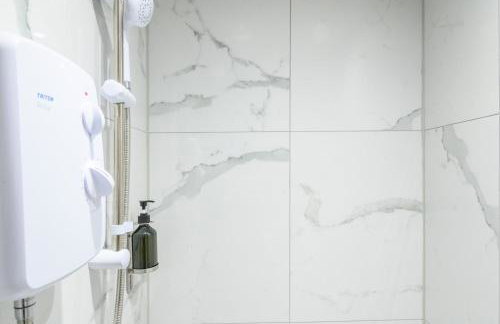 Suite in Leeds Shared Kitchen Parking2 - Pass the Keys - Photo 13