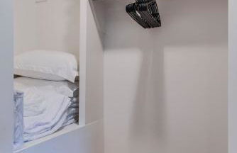 Charming East Nash Retreat, Walk to Dining Faves, Cozy Den, Workspace and Smart TVs, Plush Velvet Sofa, Full Kitchen & Garage, Near Mas Tacos & Five Points, 10 Min to Broadway, 24 Hr Hospitality - Foto 23