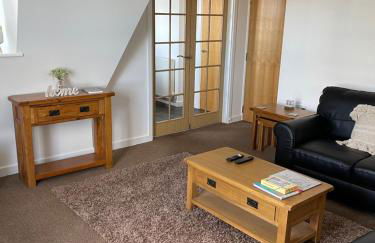 Lovely, Sleeps 6, 2 baths, Riverside Views, Parking, GY - Foto 11