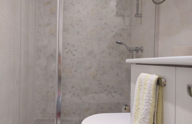 Homey 1-BR Apt - Photo 24