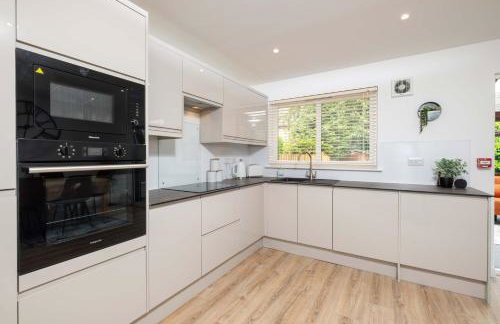 LANGLEY HOUSE Free Parking central LOCATION 5 bed all double with smart TV 3 BATHROOMS Loved by TRADES teams ideal for LONG STAYS contact langley cottages and apartments - Foto 19